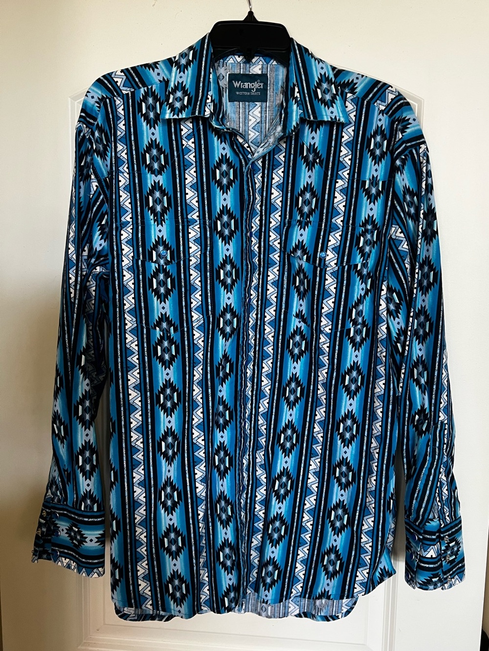 Wrangler men’s long sleeve pearl snap shirt. Size L
